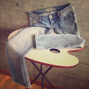 ! IT Los Angeles blue jeans Capri . Sz.26 x 24.